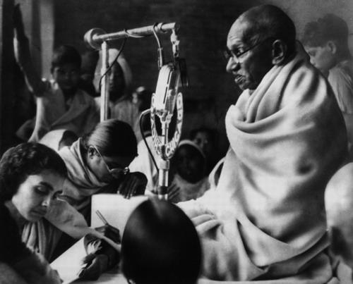 印度国父甘地选择绝食的原因