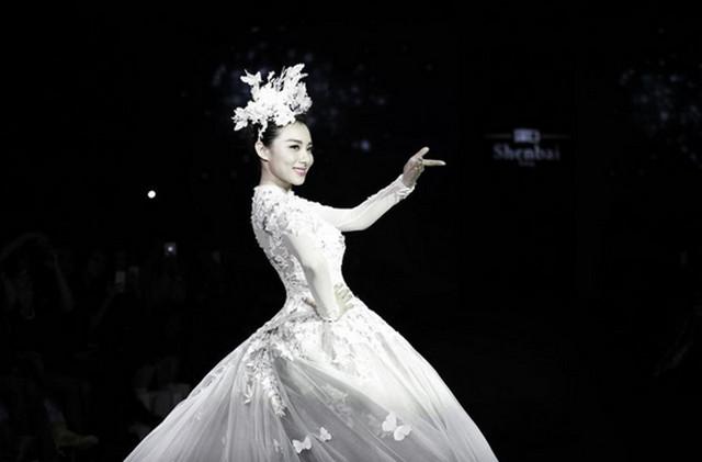 中国婚纱设计师_婚纱设计师工作室图片