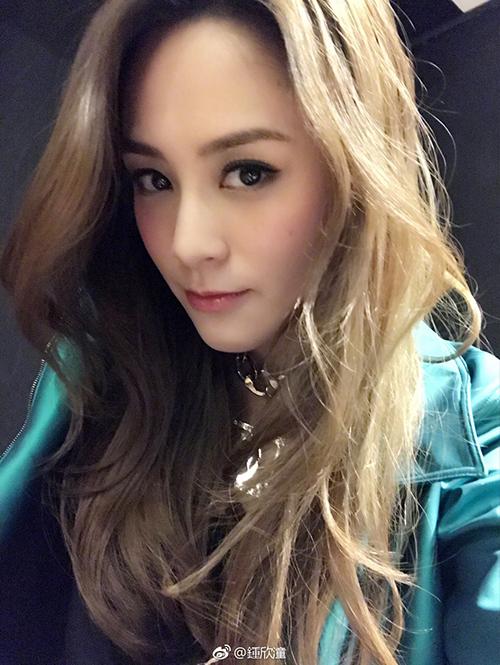 阿娇时尚任督二脉大开,只凭一招"露肩杀"?_生活超市_大众网