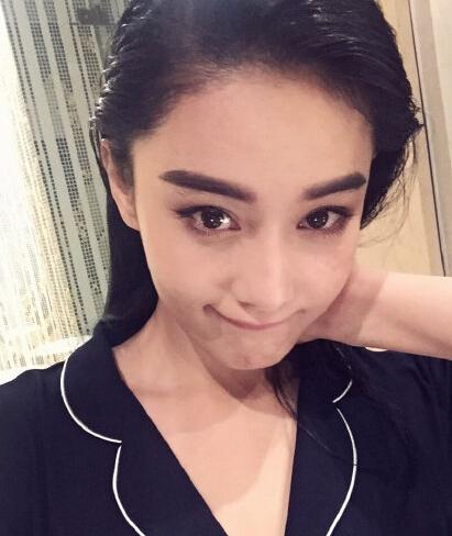 张馨予复古粗眉抢镜 美似林青霞!