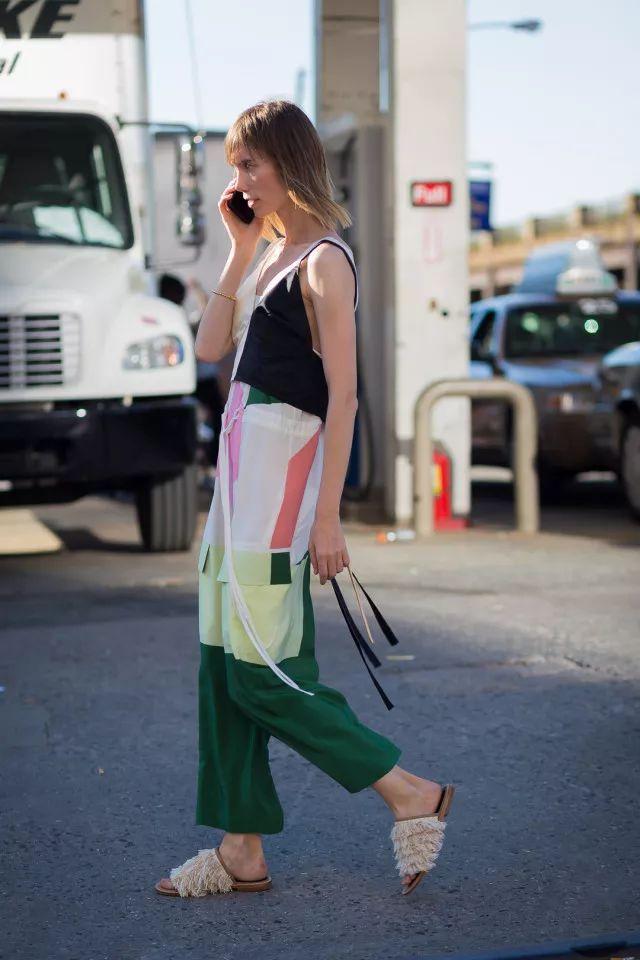 今年还流行穿拖鞋出门?