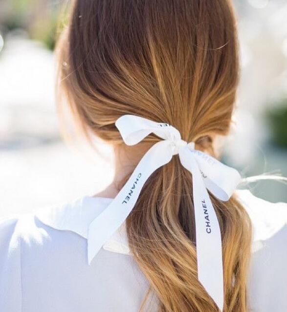 chanel包装上的丝带别扔掉 给我当发带好不好?