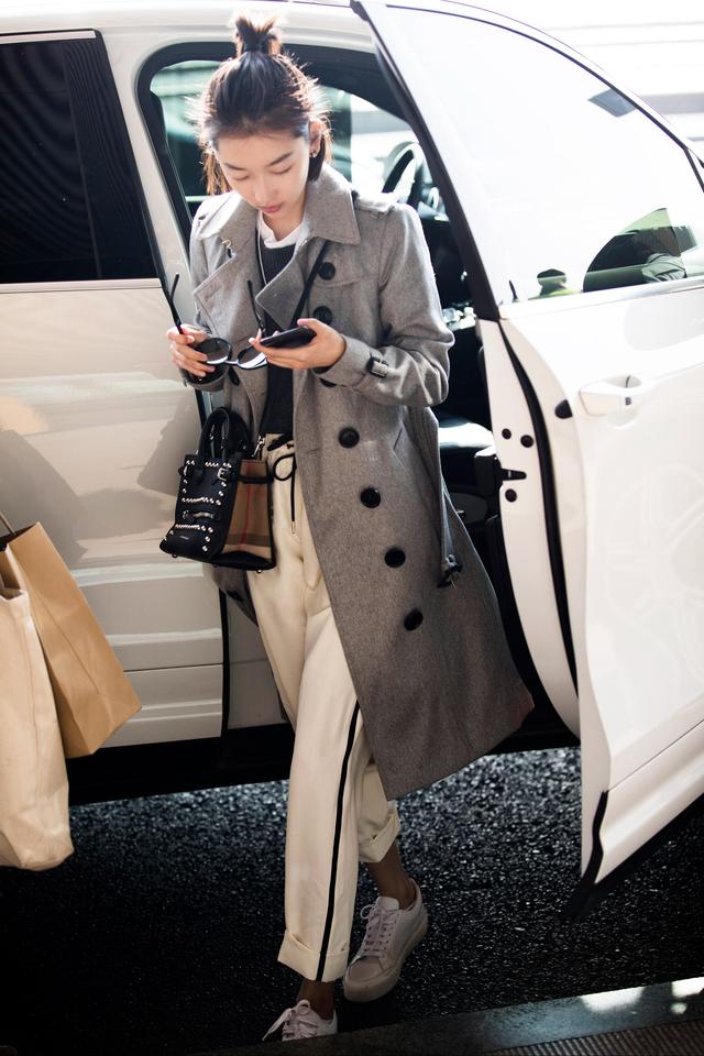 周冬雨身着burberry启程前往伦敦