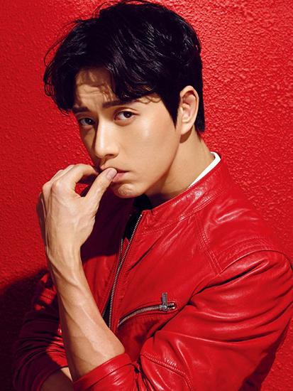 朴海镇首登内地杂志 中分卷发释放暖男魅力