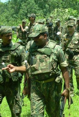 车辆经过时引爆地雷,车上有平民和警察 17日,印度纳萨尔派武装分子