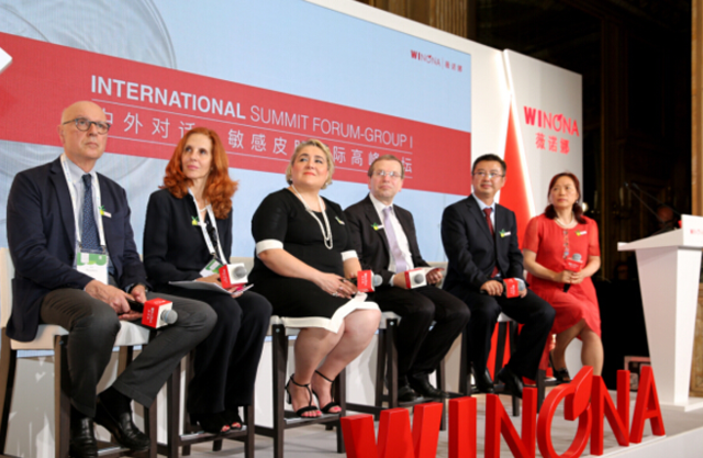 在圆桌讨论环节中,以李承新教授为代表的国内顶尖皮肤病研究学者们