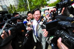 黄光裕庭审直击：听到宣判14年刑期深呼吸 