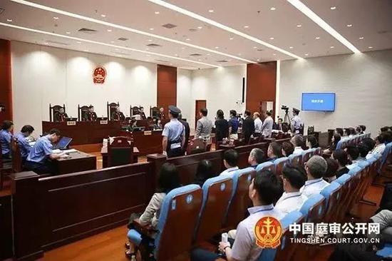 13日庭审开始,包括顾雏军在内的7名被告人到庭