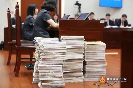 四叠庭审卷宗摞了有半人高