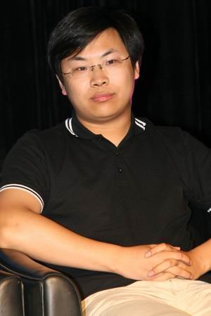 2000年春节前,李想说服大学毕业后到深圳打工三个月的樊铮回到石家庄