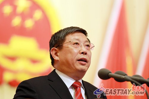 图为上海市代市长杨雄作政府工作报告.