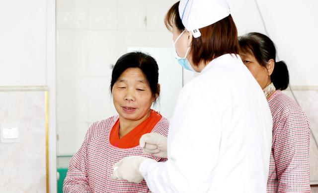 直面养老难题,京万红软膏让老人“失能”不失体面