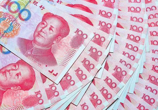 11月6日，中国人民银行货币政策二司司长霍颖励披露：截至目前，今年的人民币跨境使用已过10万亿元，超过了去年全年水平。