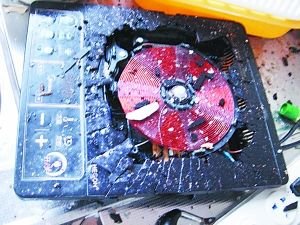 美的电磁炉突然发生爆炸 事主躲过一劫