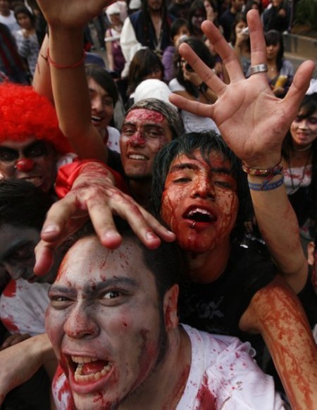 墨西哥近万人僵尸大游行创纪录 形象恐怖(组图)