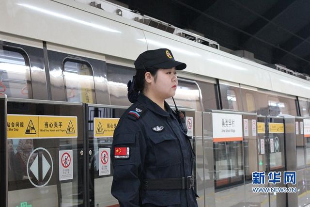 厦门地铁集美学村站,地铁特勤人员李舒婷在站台上执勤.