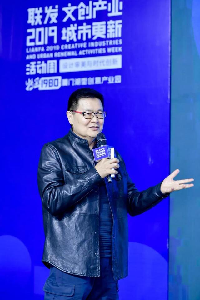 吴华荣老师将此次演讲的主题锁定在"厦门公共雕塑,他分享了厦门最早