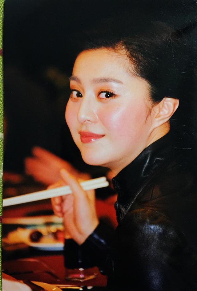 "饭"爷范冰冰15年前青涩旧照曝光 肉脸嘟嘟认真吃饭