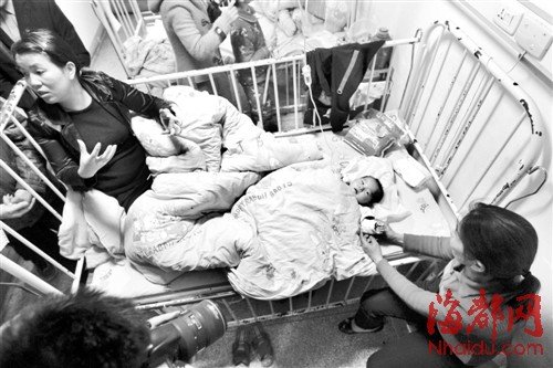 六个月女婴盆腔生恶性肿瘤 巨额治疗费愁坏家人