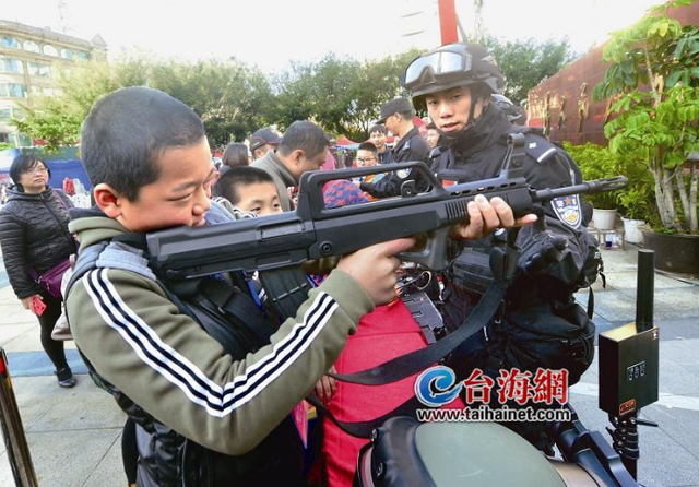 厦门市民与110"零距离 参观特警特种车辆狙击枪