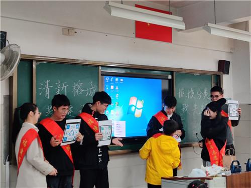 福师大学子前往钱塘小学开展垃圾分类普及活动