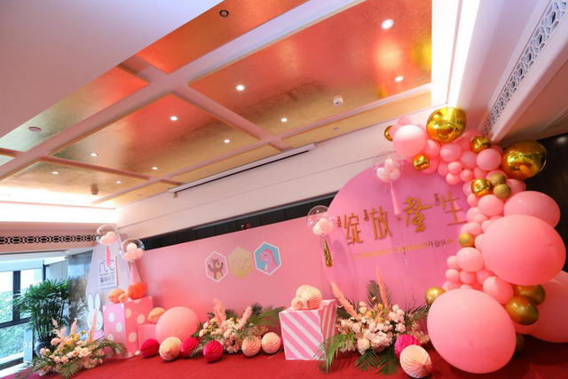 活动现场以粉色气球搭配精致花艺为布景,大提琴迎宾,主题堆头,湖景