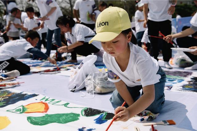 千人绘梦 礼赞新时代——"梦田"大型亲子涂鸦活动