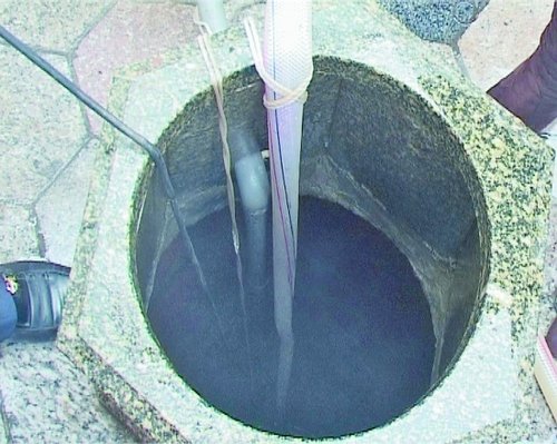 "怪井"水温突升至50℃ 洗澡还要对冷水