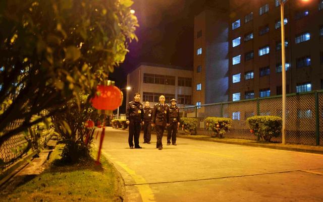 除夕夜福建监狱警察高墙内巡逻