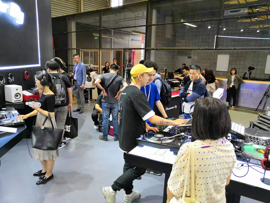 DJ WCL现身Pioneer DJ品牌上海国际乐器展