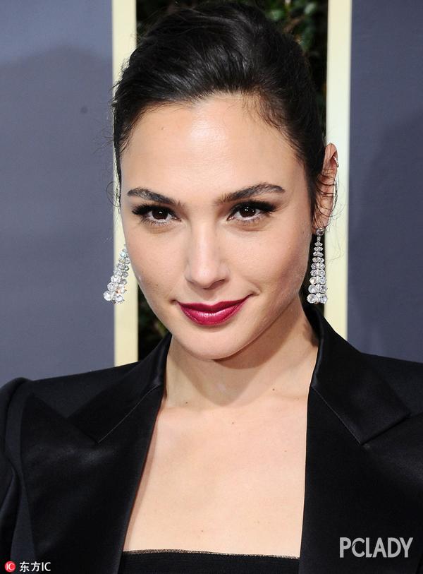 神奇女侠盖尔·加朵的颜不让人舔屏都难,整张脸真的是一点bug都没有