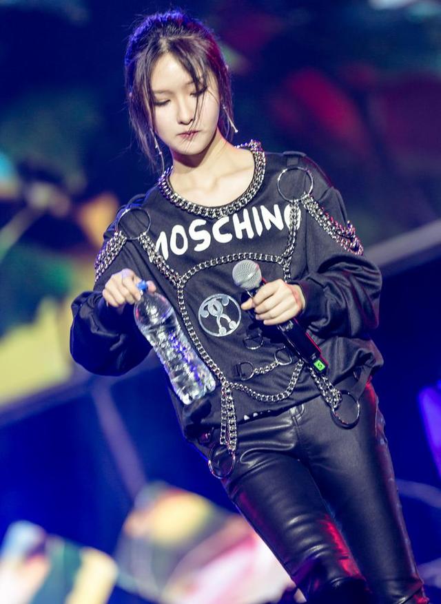 摄影师拍下主播阿冷直播节登台照片天使一般的小姐姐