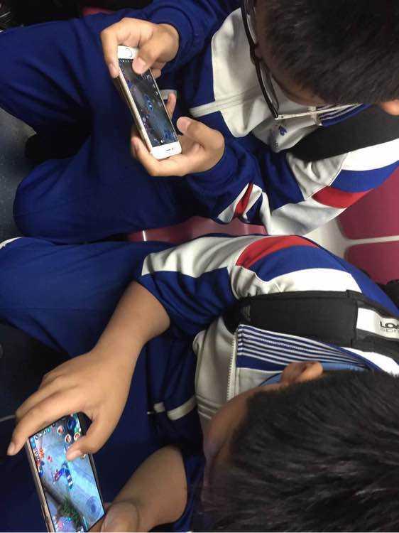 因为王者荣耀 现在小学生又开始背李白的诗了