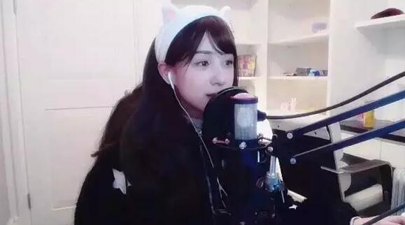 周二珂素颜照曝光除了眉毛是纹的没整容男友是熊猫tv二老板王玥