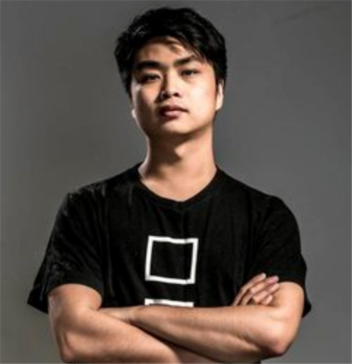 刺激战场:至尊金龙套再现江湖!低调拥有者花花