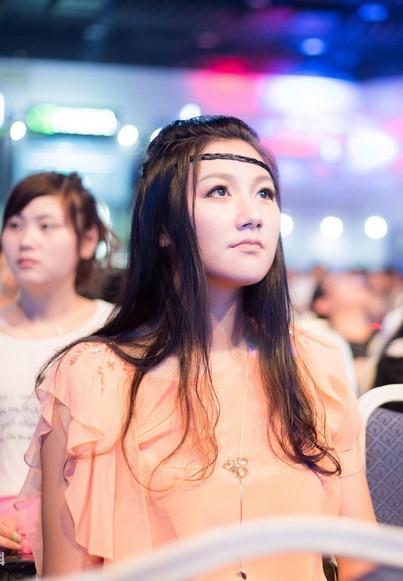 小苍miss是现在最火的女主播之一,拥有着萝莉的外表,却是一颗御姐的心