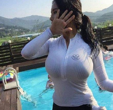 【每日一笑】商场买手机送老婆 餐厅服务员穿比基尼上菜