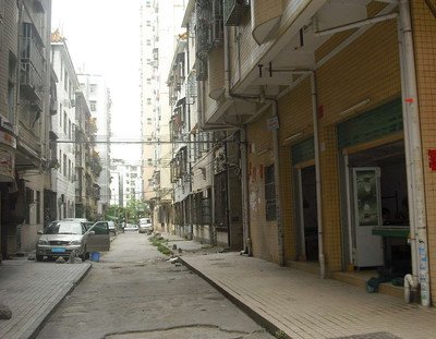 在新联地产中介许先生的带领下,来到了龙岗布吉长龙新村