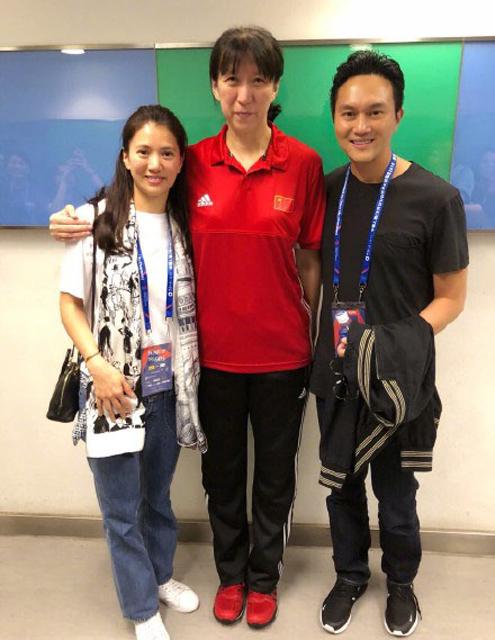 张智霖和袁咏仪见到赖亚文,当然也会争取机会索合照,他们犹如小粉丝一