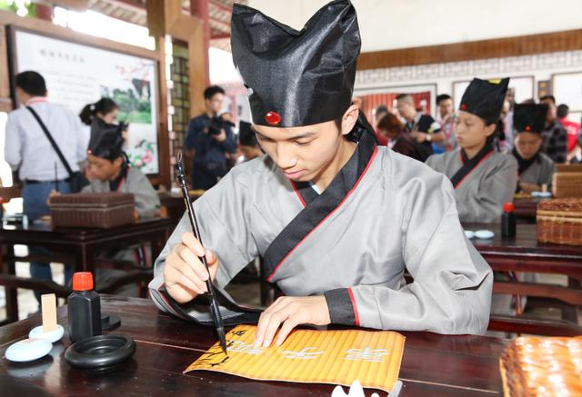 河源佗城再现古代秋闱古装学子拉弓武试争魁首