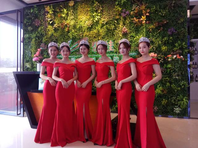 身着红礼服的礼仪小姐