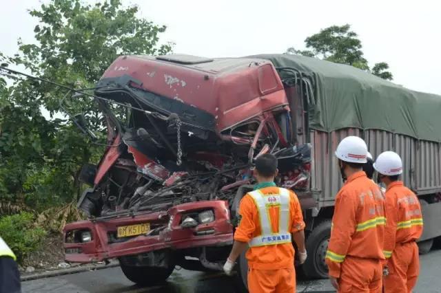 汕梅高速兩大貨車追尾 一司機身亡