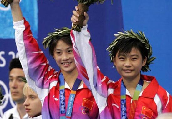 2004年8月,劳丽诗(右)与队员李婷获得雅典奥运会十米跳台双人冠军.