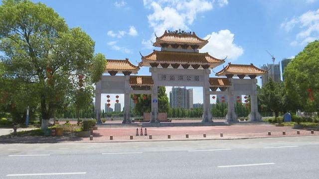 经过近半年的紧张施工,得能湖公园已完成了升级改造,正式对市民开放.