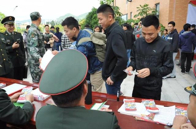 河源軍分區官兵,河職院師生共400餘人參加啟動儀式 據瞭解,去年我市