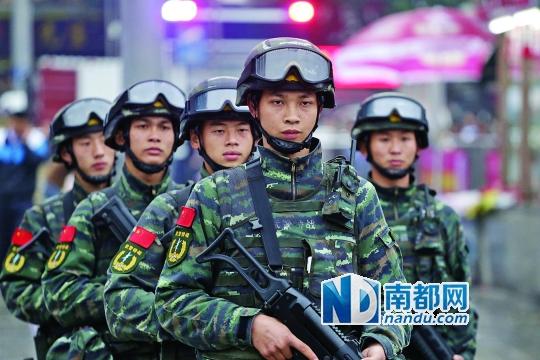 2014年3月4日,广州火车站广场,荷枪实弹的武警特战队员在巡逻.