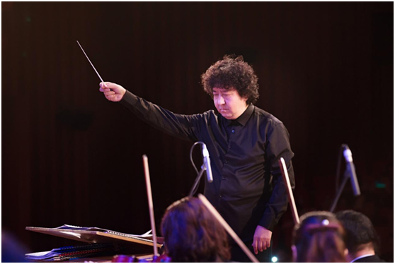 然后,由被誉为"中国天籁男高音",著名男高音歌唱家傅春华先生