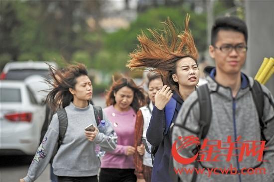 昨日,广州降温起风,大风吹起女生的长发.