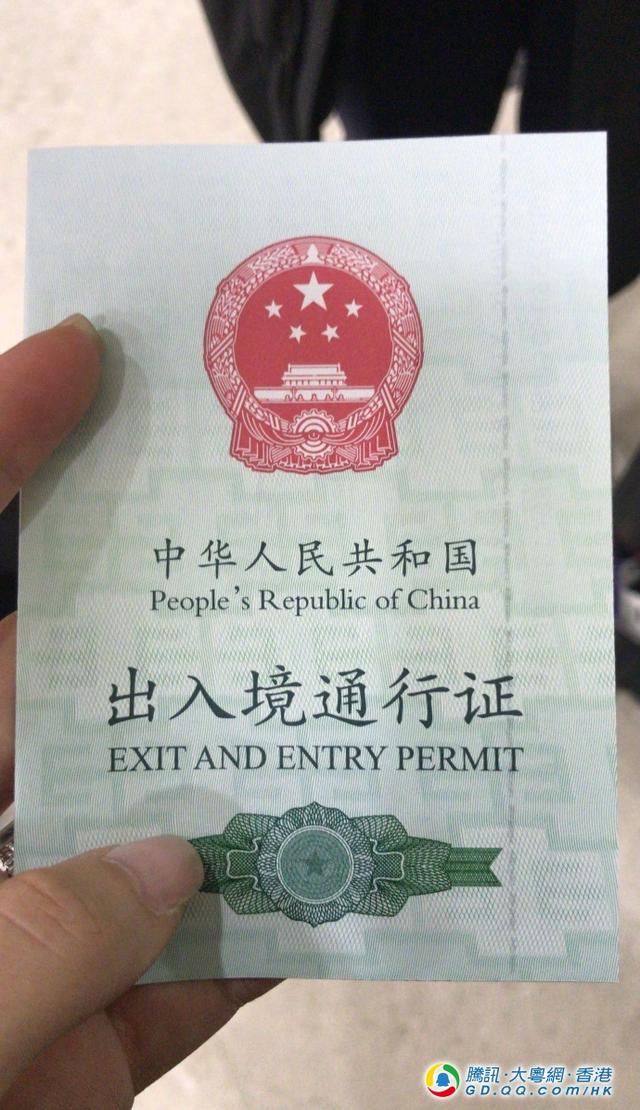 胡杏儿把回乡证丢了,担心滞留当地不能回家跟儿子过节.