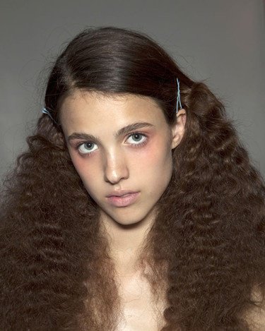 头顶风暴来袭 开春爆炸发型红遍天